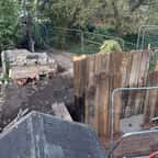 Tranchée creusée au fond du jardin de Nik Westgarth, à Bristol, à l'endroit des travaux d'égout qu'il avait payés