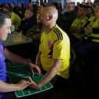 Il partage sa passion du football avec des personnes aveugles, en leur faisant vivre le match avec ses mains et un plateau