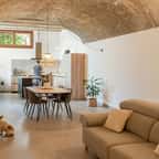 La voûte blanchie de l'ancienne citerne de Campanet, à Majorque, transformée en loft par l'architecte Maria Gelabert Paris