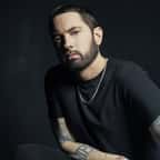  Eminem s'excuse auprès de Rihanna pour avoir soutenu Chris Brown