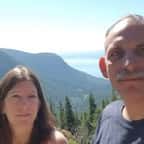 le couple de voyageurs posant pour une photo