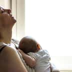 Victime de dépression post-partum, cette femme veut voyager seule un mois pour se ressourcer, son époux refuse de la laisser partir 