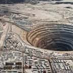 1200 mètres de profondeur : la mine de Mir, en Russie, est l'une des plus grandes mines du monde creusées par l'homme ! Les photos sont vertigineuses !