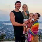 Ruth et Steven Rowe avec leurs enfants Aurora et Atlas, pendant leur tour du monde
