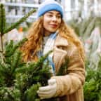 Une femme achète un sapin 