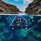 Un plongeur évoluant dans les eaux translucides de la faille de Silfra, en Islande