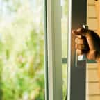 un homme ouvre sa fenêtre