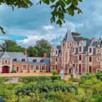 le château de Jallanges et une partie de ses jardins