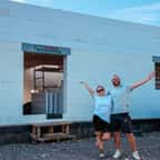Hannah et Charlie Bird devant leur maison en construction à Burnham-on-Sea, dans le Somerset