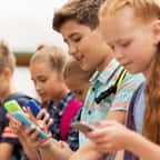 Des jeunes sur leurs smartphones