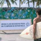 À Rio, un immense mur de déchets plastiques bloque l'accès à la plage d'Ipanema !