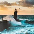 des vagues s'écrasant contre un phare