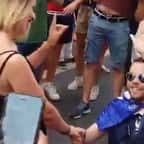 « Elle a dit non, elle a dit non... » : des supporters chambrent cet homme qui a voulu demander sa copine en mariage sur les Champs-Élysées