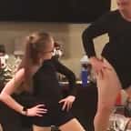 Accompagné de ses deux filles, ce papa dévoué n'a pas hésité à enfiler un justaucorps pour reprendre du Beyoncé