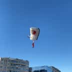 Deux Pères Noël sautent d'un immeuble en parachute à Marseille, la vidéo fait sensation