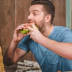 Ce papa avoue donner de la viande à son fils dans le dos de sa femme qui a imposé un régime vegan