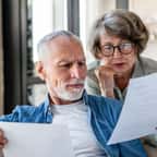 Des personnes &acirc;g&eacute;es calculent leur retraite