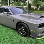 Une photo de trois-quarts avant de la Dodge Challenger SRT Demon 170 en couleur gris "Destroyer Gray", mettant en valeur sa large prise d'air sur le capot et ses jantes sombres.