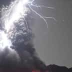 Un photographe parvient à capturer le moment exact où la foudre frappe le volcan Sakurajima en éruption