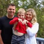 Natalie Coulson, son époux Fred et leur fils Alex 