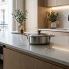 Casserole posée sur un plan de travail en Dekton qui cache une table à induction invisible