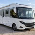 Un camping-car intégral de grande taille stationné en bord de route