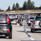 Un motard roule entre les voitures
