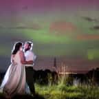 Cette photo de mariage capturée sous une aurore boréale semble tout droit sortie d’un conte de fées 