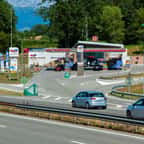 Une aire d'autoroute