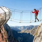 Capsule du Skylodge Adventure Suites, accrochées à la falaise de la Vallée Sacrée, près de Cusco (Pérou)