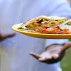 &laquo;&nbsp;My Yellow Plate&nbsp;&raquo;&nbsp;: l'homme qui parcourt l'Inde et en d&eacute;guste les meilleurs plats dans son assiette jaune 