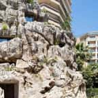 Cette maison cachée au milieu d’une falaise à Monaco est hallucinante ! 