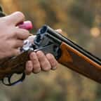 Un chasseur charge son arme
