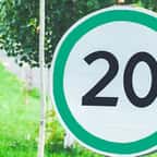 Panneau de limitation de vitesse à bordure verte 