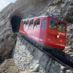 À 2 100 mètres d'altitude vivez une descente vertigineuse avec le train le plus pentu du monde