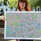 Passionnée de voyages, cette illustratrice est passée maître dans l'art de cartographier les villes