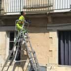 Ils viennent en aide à un chien coincé sur un balcon en plein soleil pour le réhydrater et le rafraîchir