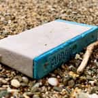 Une cartouche d'encre échouée sur une plage de Cornouailles, au Royaume-Uni