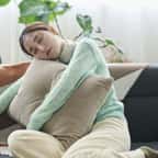 Une femme asiatique endormie