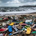 Des baskets et des tongs échouées sur une plage de l'ouest de l'Irlande