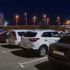 voitures dans un parking la nuit