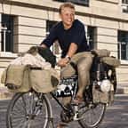 Heinz Stücke avec son vélo très chargé sur les routes du monde.