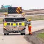 Véhicule d'intervention arrêté sur le bord de la route