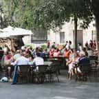 Dans cette ville, les restaurants refusent désormais l'accès aux personnes seules et déclenchent la colère des habitants
