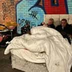 Cette SDF enceinte est obligée de vivre dans un lit en pleine rue avec son compagnon