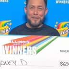 Le gagnant qui prend la pose avec son chèque 