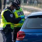 Des policiers arrêtent un automobiliste