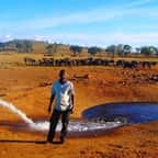 Patrick Kilonzo Mwalua déversant de l'eau pour les animaux sauvages