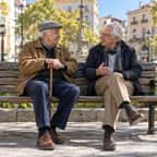 Deux retraités discutent sur un banc