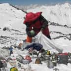 L'Everest est surnommée « la plus haute poubelle du monde » à cause des tonnes de déchets laissés par les alpinistes